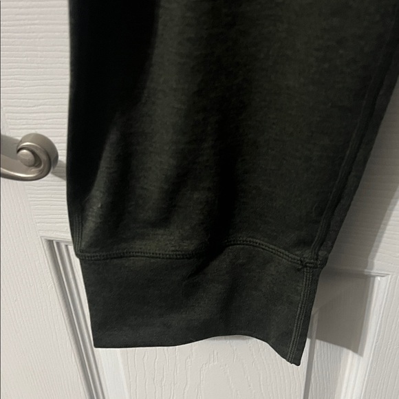 Vuori Olive Sunday Performance Jogger - Picture 3 of 8